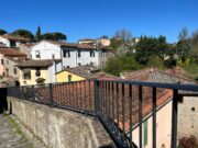 Nuovo corrimano al Castello di Campogialli, più sicurezza per l’accesso pedonale