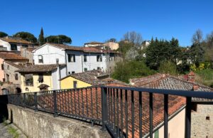 Nuovo corrimano al Castello di Campogialli, più sicurezza per l’accesso pedonale