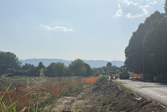 Proseguono gli interventi su via Paperina: in corso l’allargamento della carreggiata