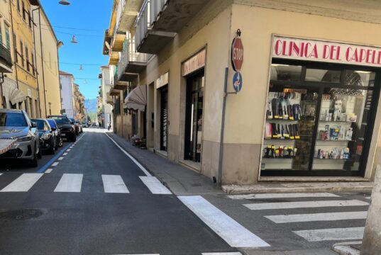 Via Roma, conclusi i lavori di asfaltatura della strada e nuova segnaletica orizzontale